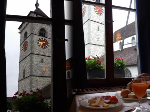 シャフハウゼン_ホテル向かいの教会と朝食