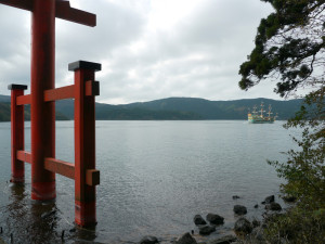 箱根芦ノ湖と箱根神社の鳥居