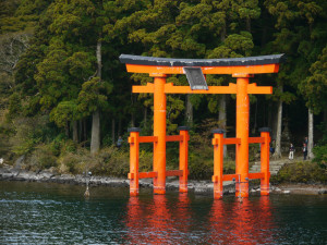 箱根芦ノ湖の中の箱根神社の鳥居