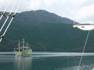 箱根芦ノ湖海賊船からの海賊船