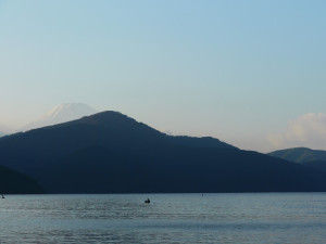 芦ノ湖からのかすかな富士山