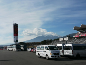 富士スピードウェイ_外の電光表示と富士山