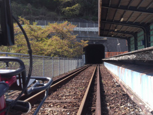 ガッタンゴー_自転車で線路上のトンネルへ