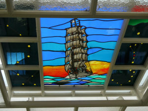 日本丸船内天井のステンドグラス