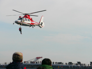 赤レンガ出初式でのヘリ救助