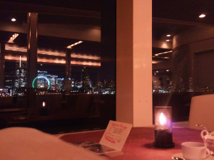 横浜ディナークルーズ_船内からの夜景
