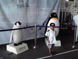 南極船しらせ_ペンギン実物大人形
